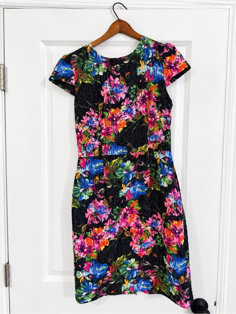 Betsey Johnson Size 6 Vibrant Floral Lace Sheath Cocktail Party Dress